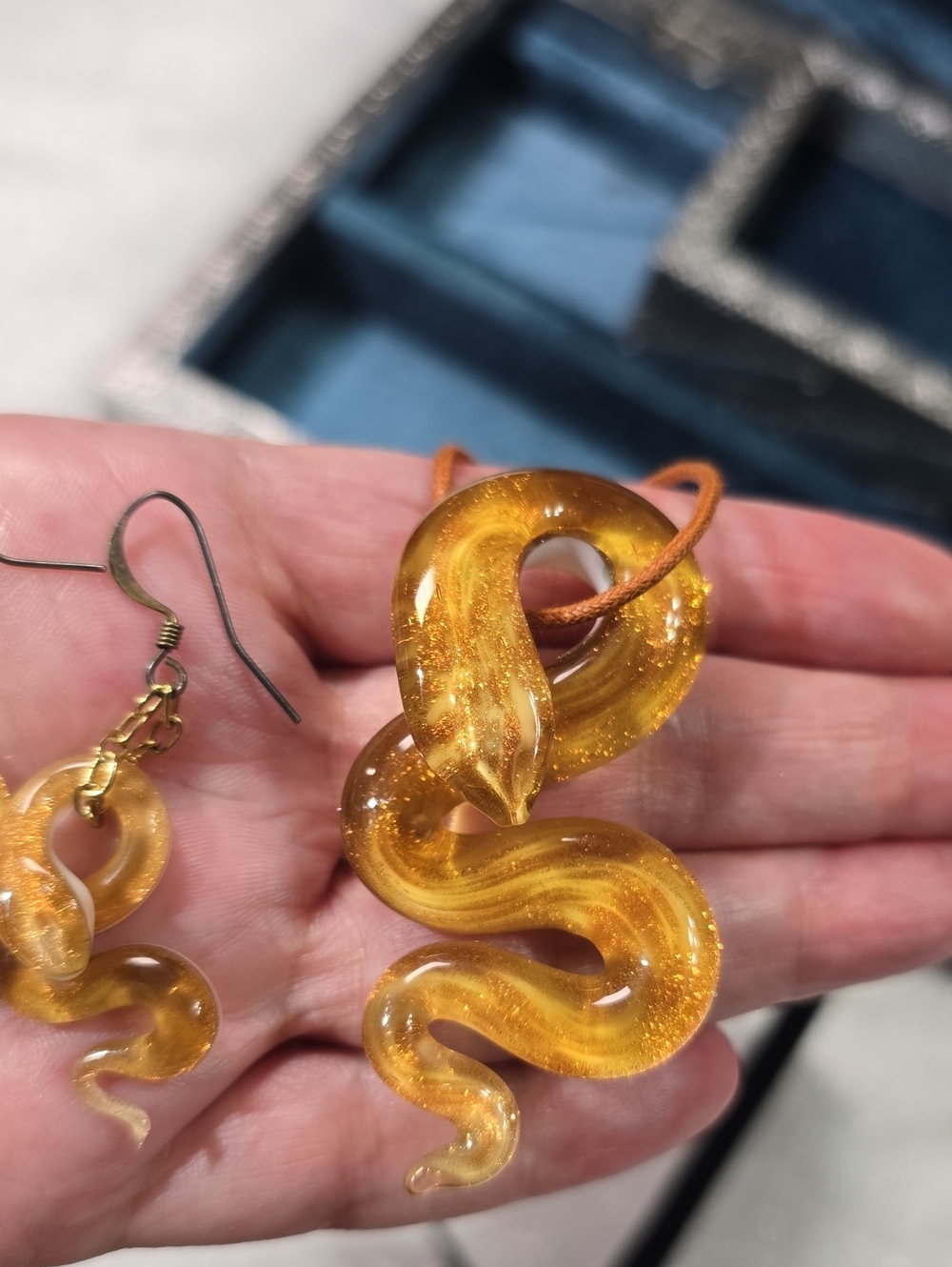 Venetiaurum Murano Glass Golden Glittering Snake Pendant Necklace & Earring Set - Picture 11 of 12